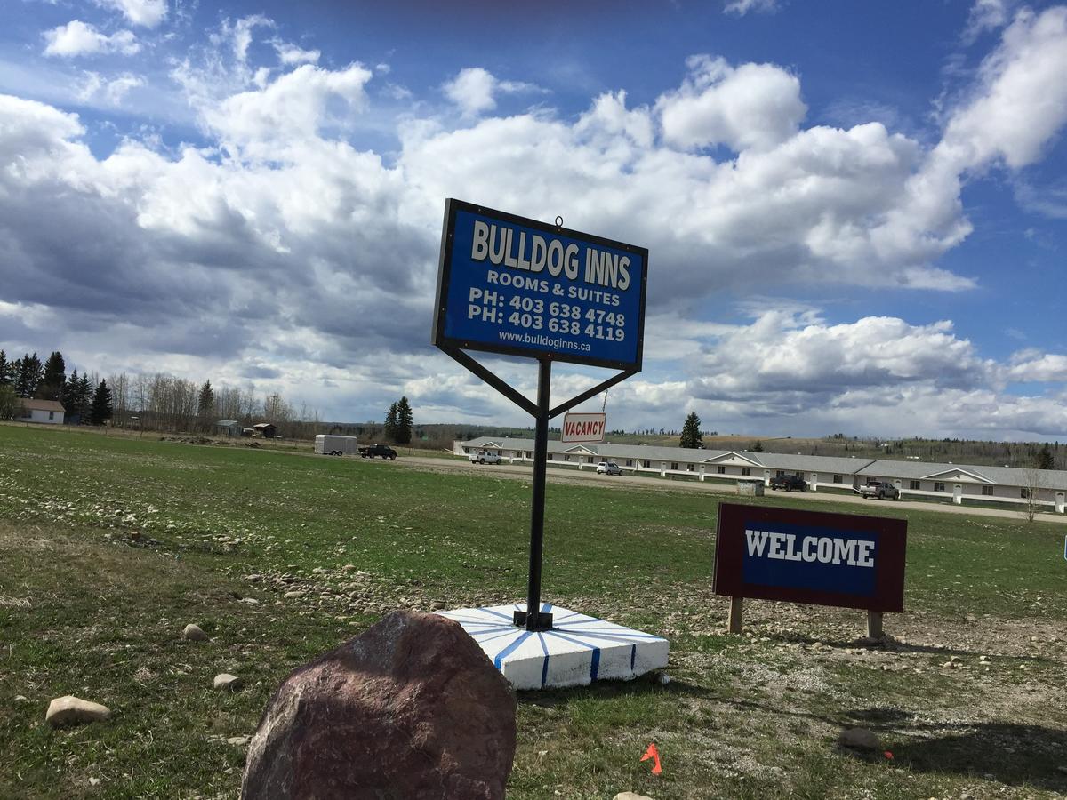 Bulldog Inns Sundre Экстерьер фото